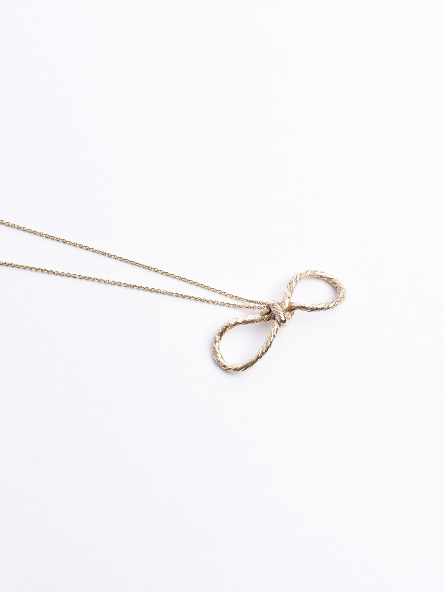Bow náhrdelník
